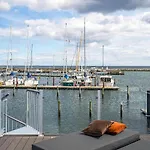 Botel Beautiful Ship In With Wifi 5*