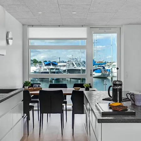 Ботель Beautiful Ship In With Wifi 5*