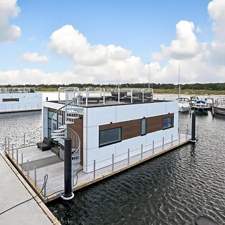 Ботель Beautiful Ship In With Wifi 5*