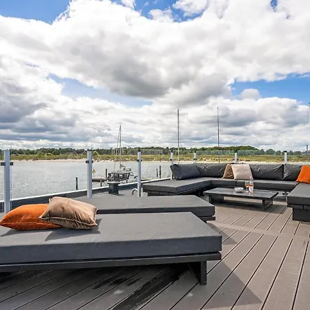 Beautiful Ship In With Wifi Botel