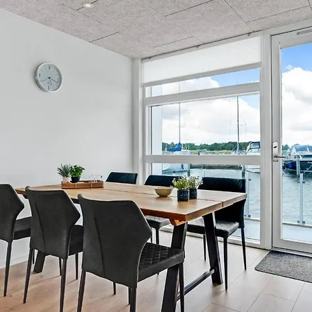 2 Bedroom Lovely Ship In Botel *