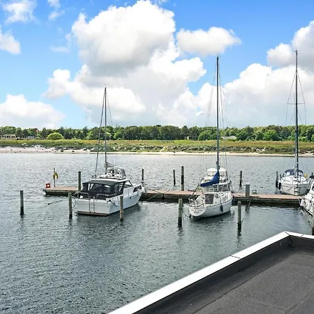 Beautiful Ship In With Wifi Botel